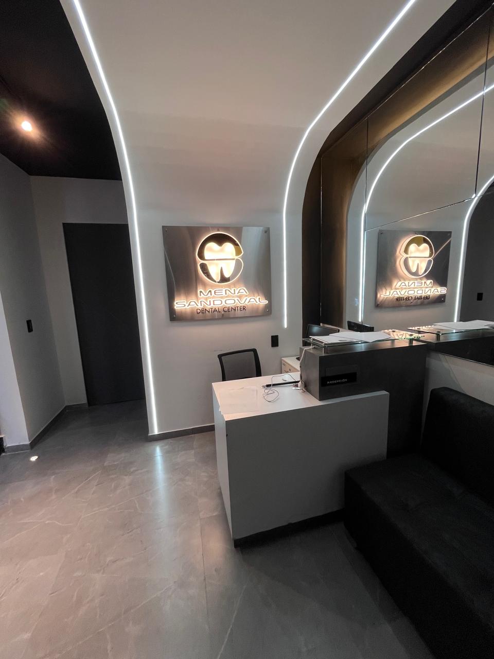 Recepción de Mena Sandoval Dental Center con arcos de luz